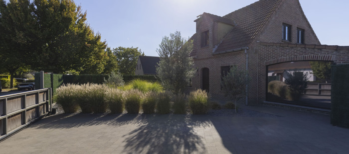 Instapklare woning met praktijkmogelijkheden te Lievegem.