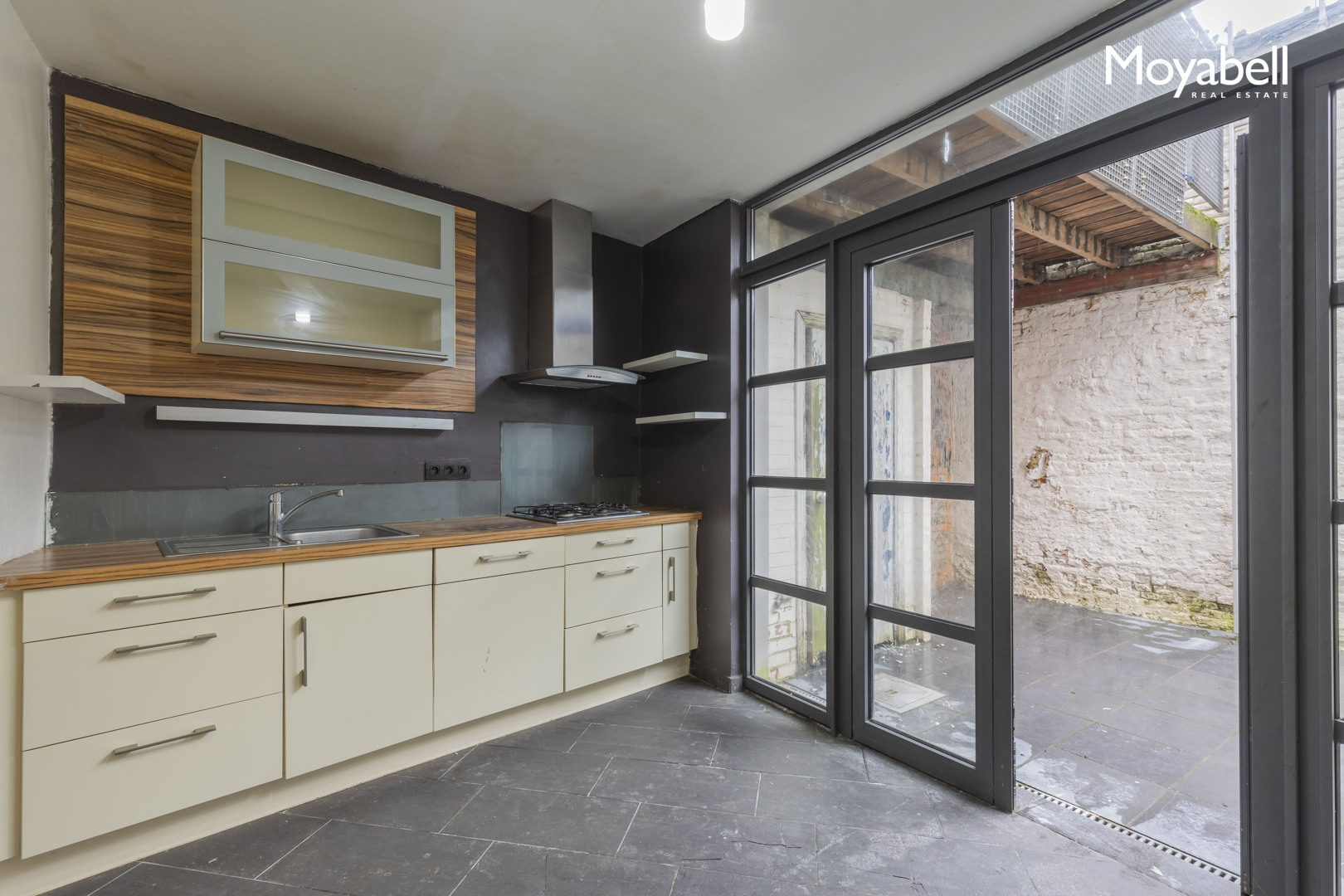 Top gelegen te renoveren woning nabij Portus Ganda