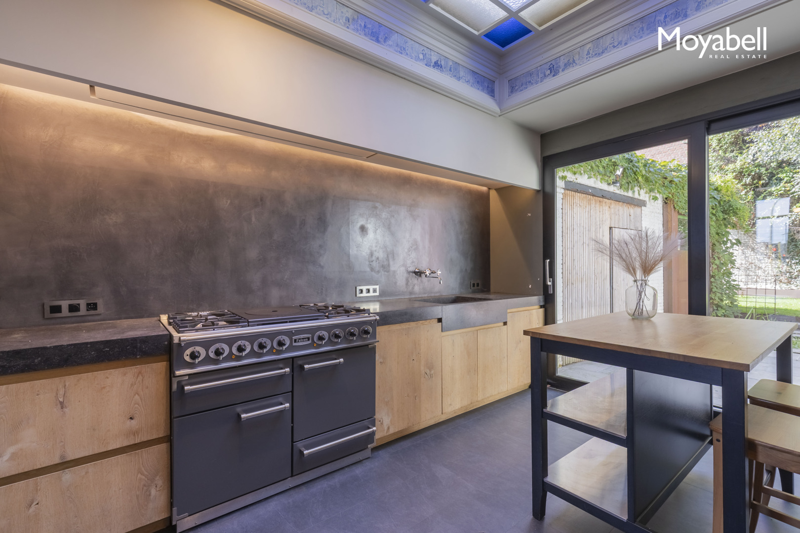 MULTIFUNCTIONELE WONING IN CENTRUM GENT MET TUIN EN 2 GARAGES