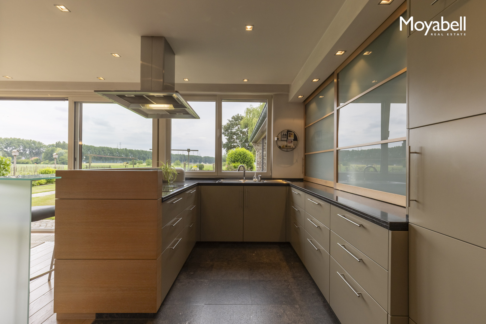 Top gerenoveerde villa met bijgebouw en prachtig uitzicht op de achterliggende velden