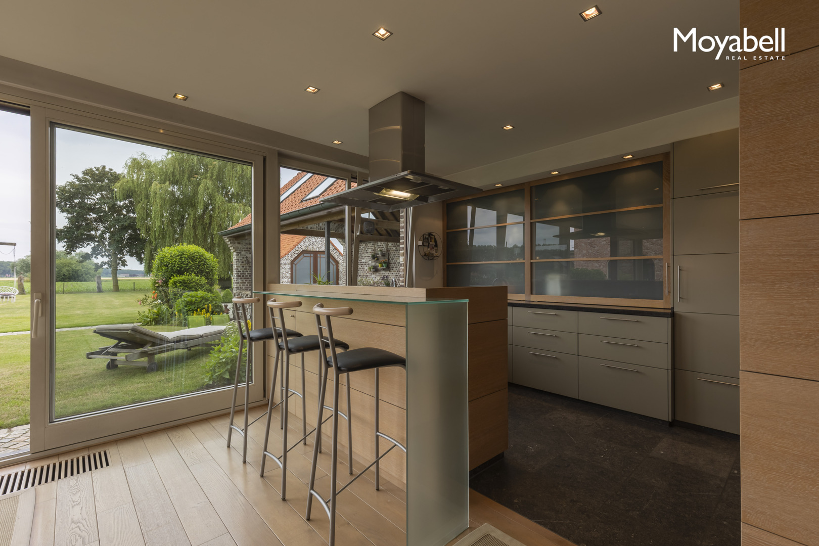Top gerenoveerde villa met bijgebouw en prachtig uitzicht op de achterliggende velden