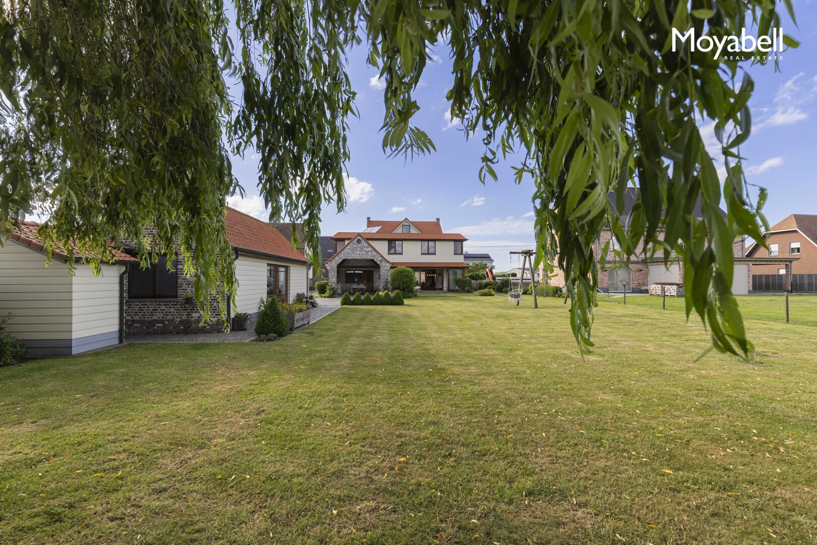 Top gerenoveerde villa met bijgebouw en prachtig uitzicht op de achterliggende velden