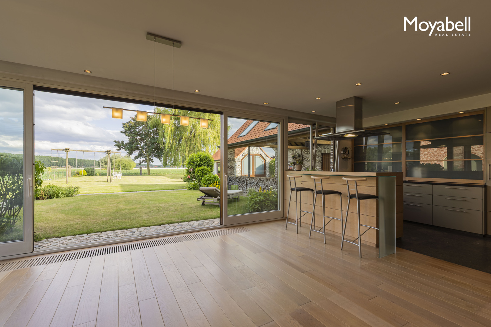 Top gerenoveerde villa met bijgebouw en prachtig uitzicht op de achterliggende velden
