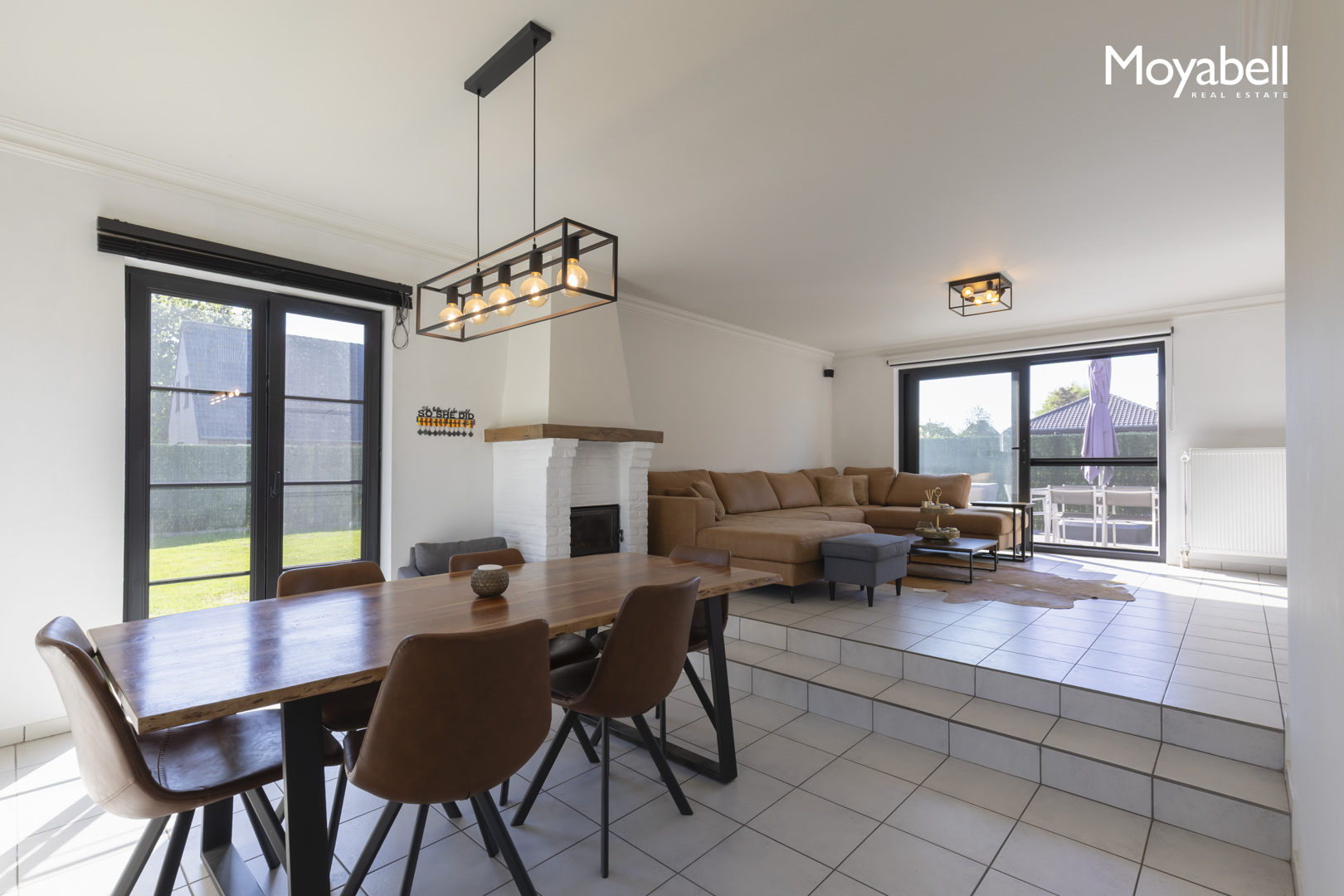 Instapklare woning met praktijkmogelijkheden te Lievegem.