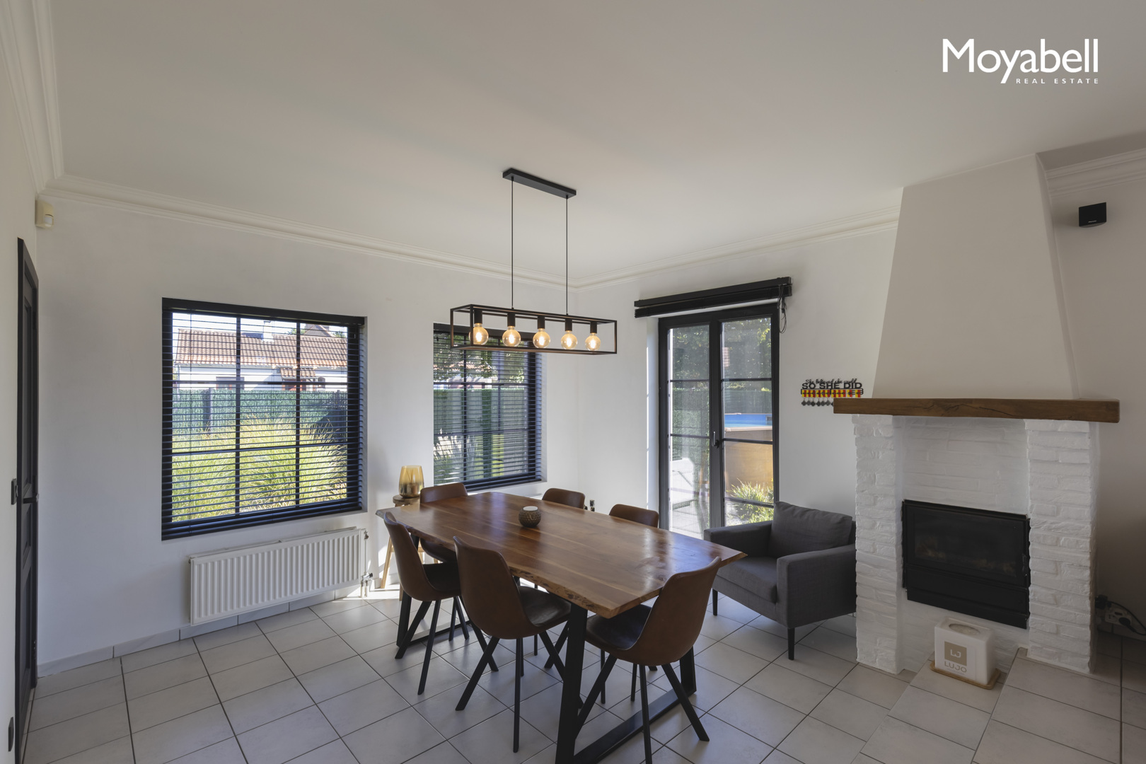 Instapklare woning met praktijkmogelijkheden te Lievegem.