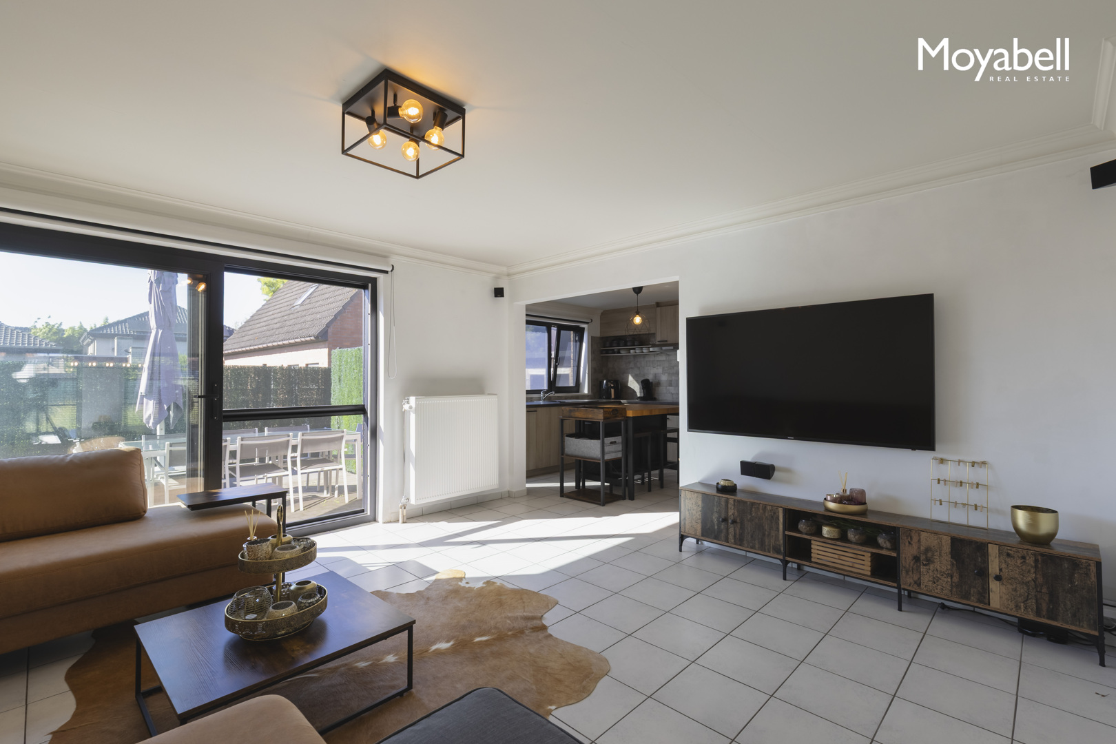 Instapklare woning met praktijkmogelijkheden te Lievegem.