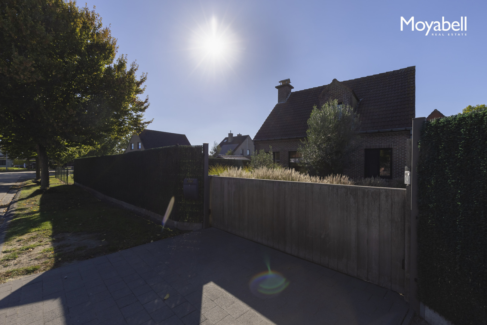Instapklare woning met praktijkmogelijkheden te Lievegem.
