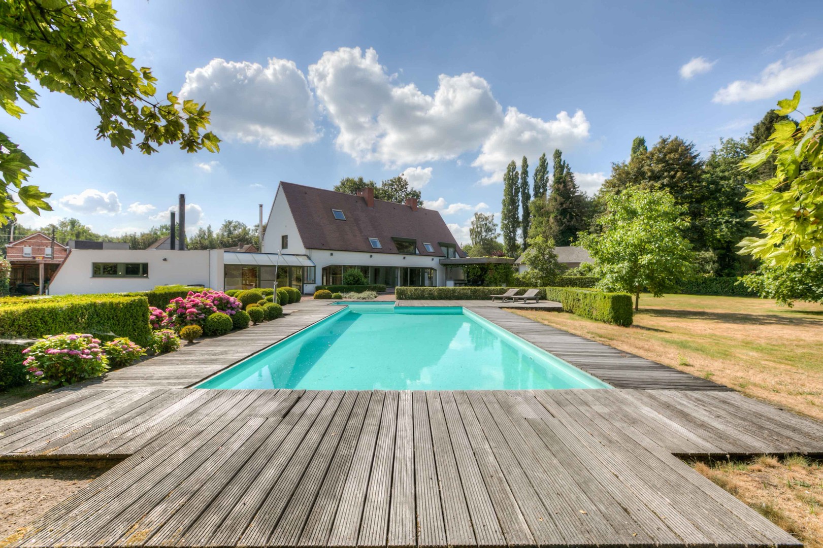 Tijdloze villa met zwembad en uitgebreide praktijkmogelijkheden in de Lembeekse bossen